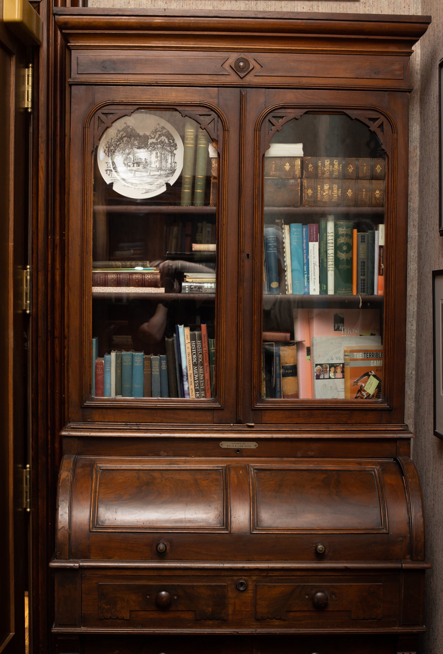 Bookcase south east wall Linn