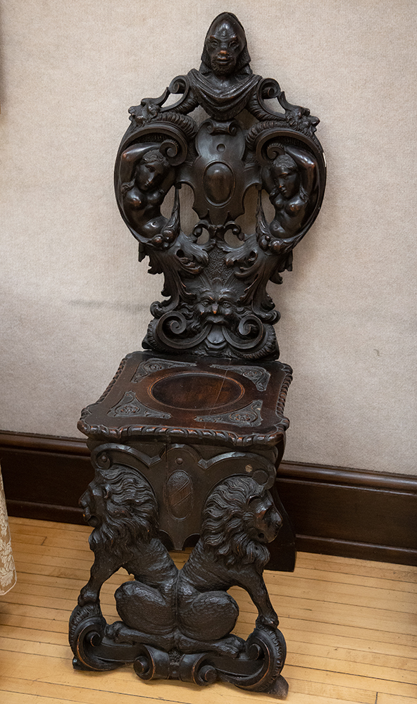 Byers chair lion female